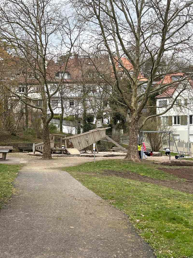 walking near me in Wagenburgplatz in spring