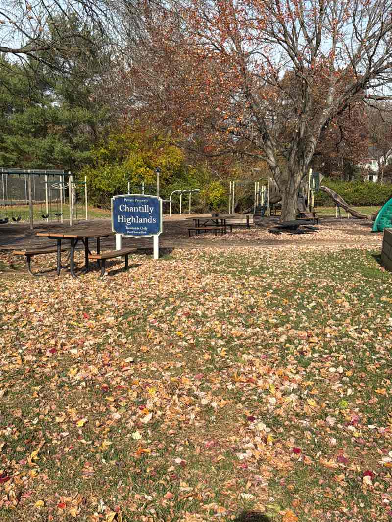 walking near me in Chantilly Highlands Park in autumn