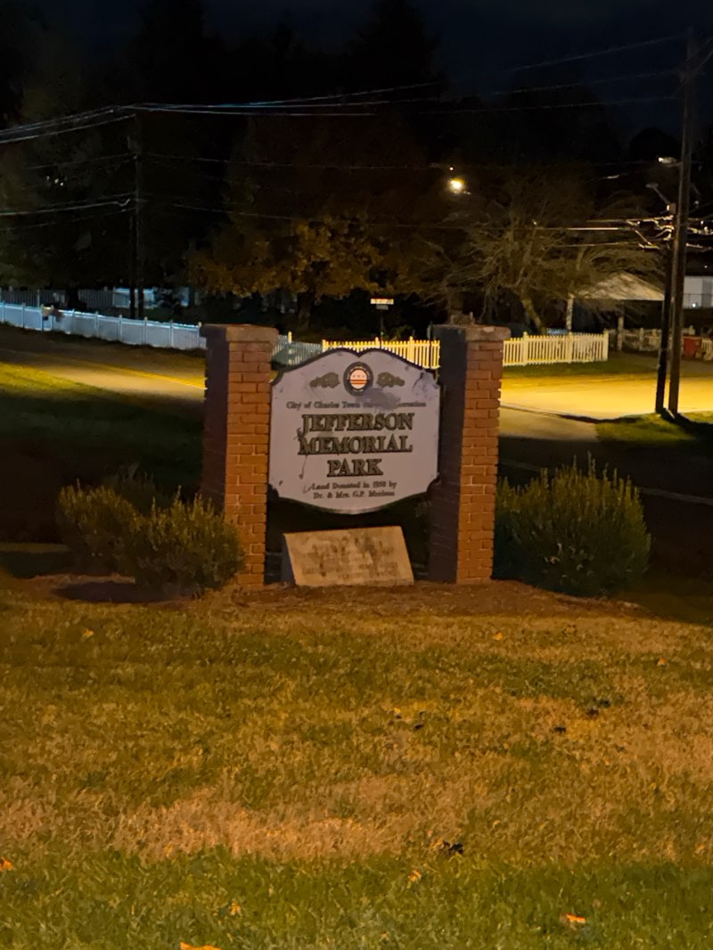 walking near me in Jefferson Memorial Park in autumn