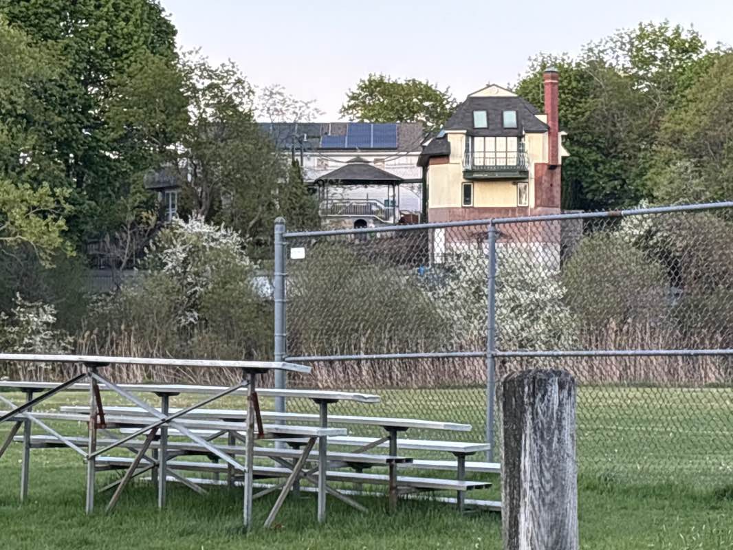 walking near me in Castle Hill Park in spring