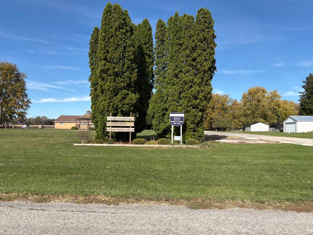walking near me in Anselment Park in autumn