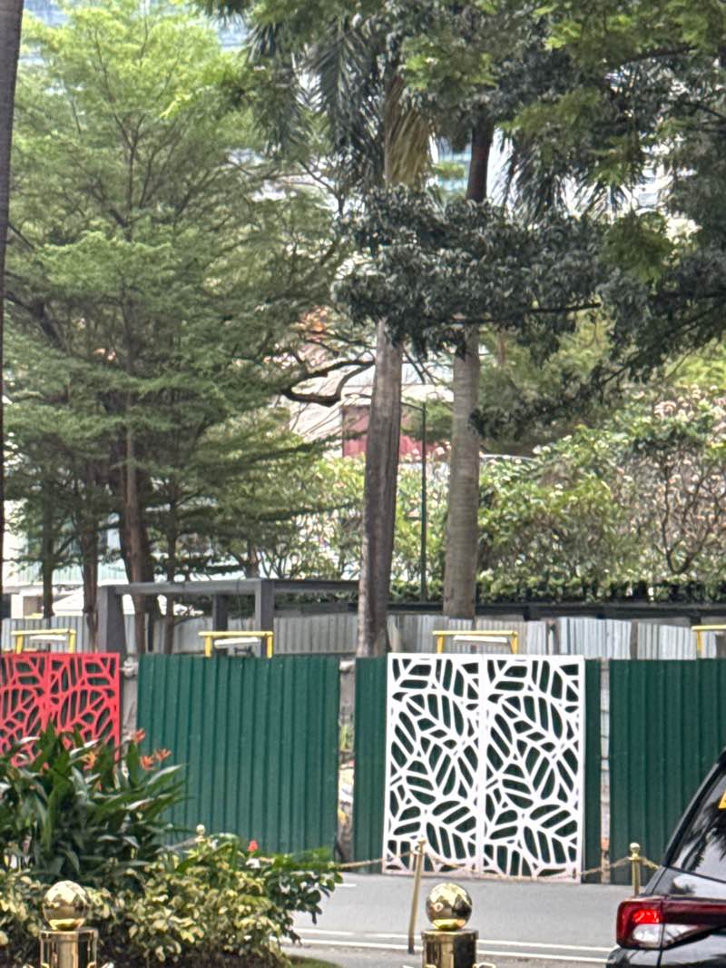 walking near me in Glorietta 3 Park in winter