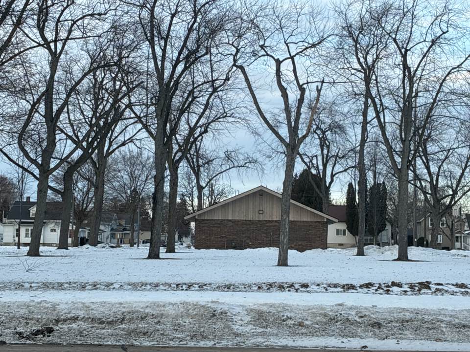 walking near me in Pulaski Park in winter