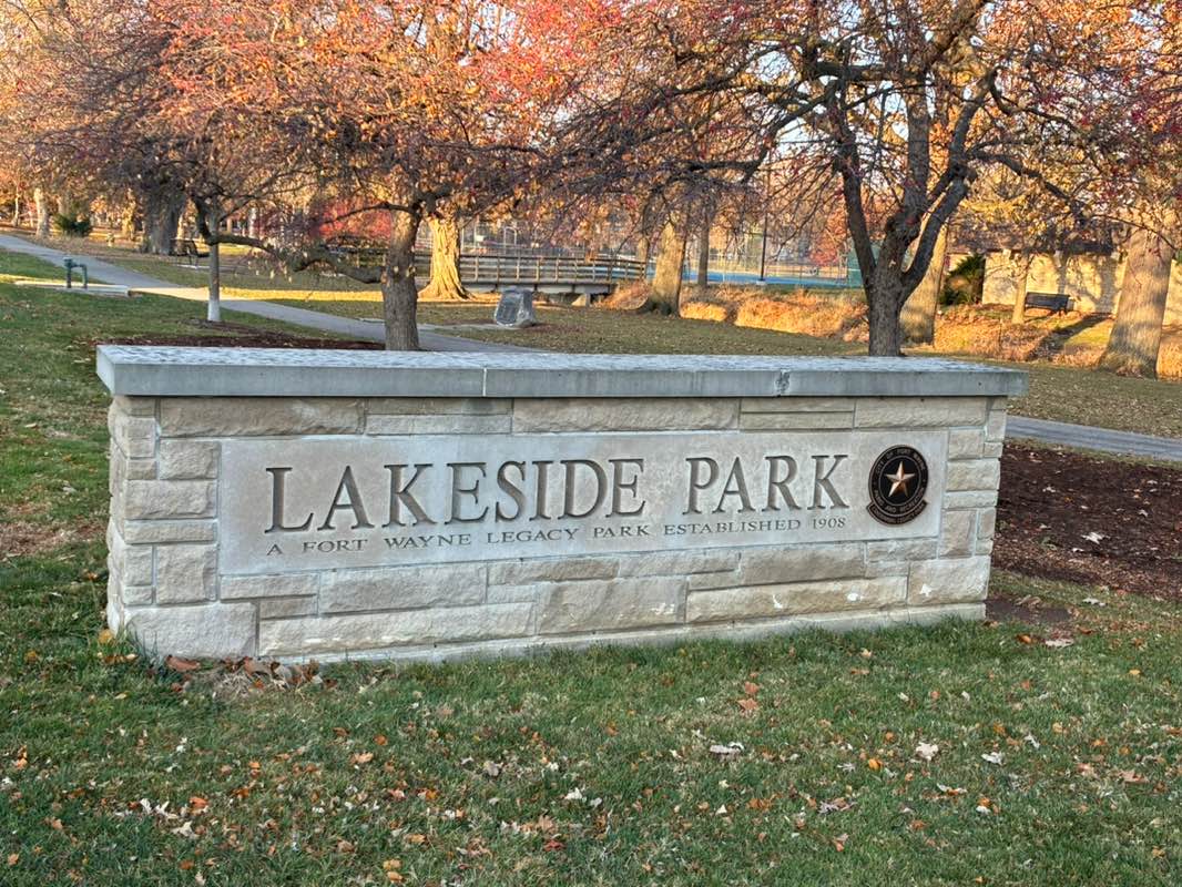 walking near me in Lakeside Park in autumn