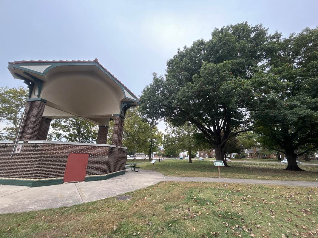 walking near me in Latham Park in autumn