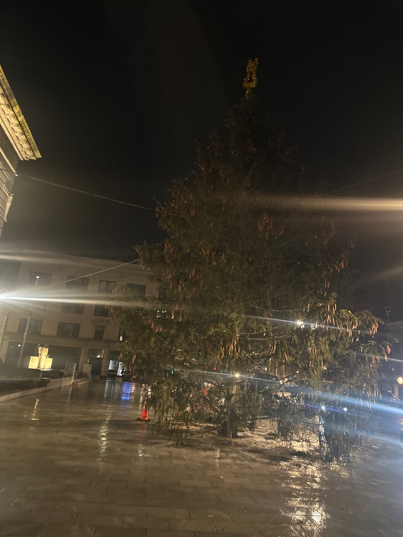 walking near me in New Hampshire State House Plaza in autumn