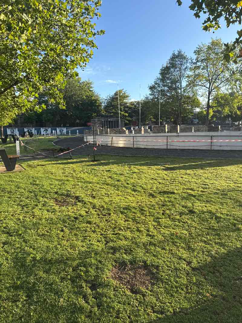 walking near me in Makoanyane Square in summer