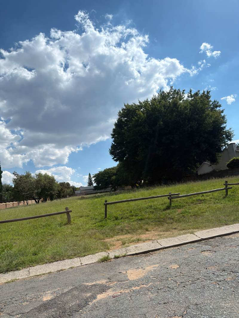 walking near me in Lyster Crescent Park in summer