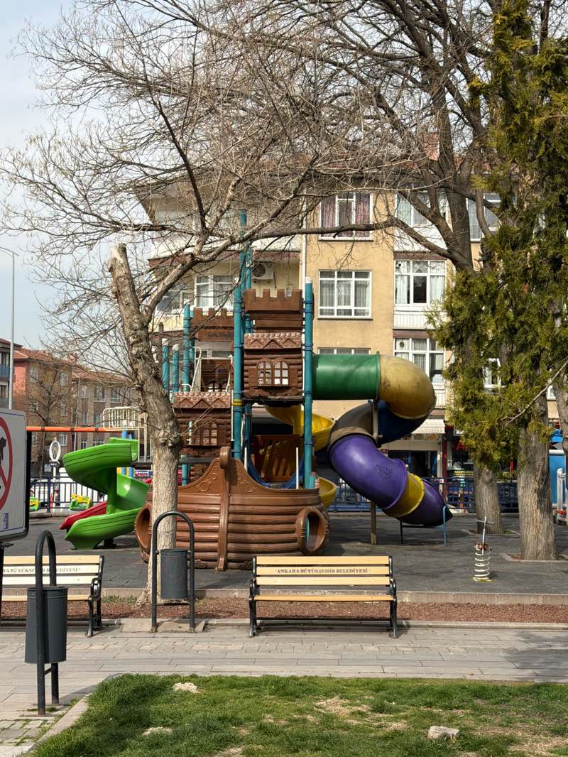 walking near me in Ozan Ayas Parkı in spring