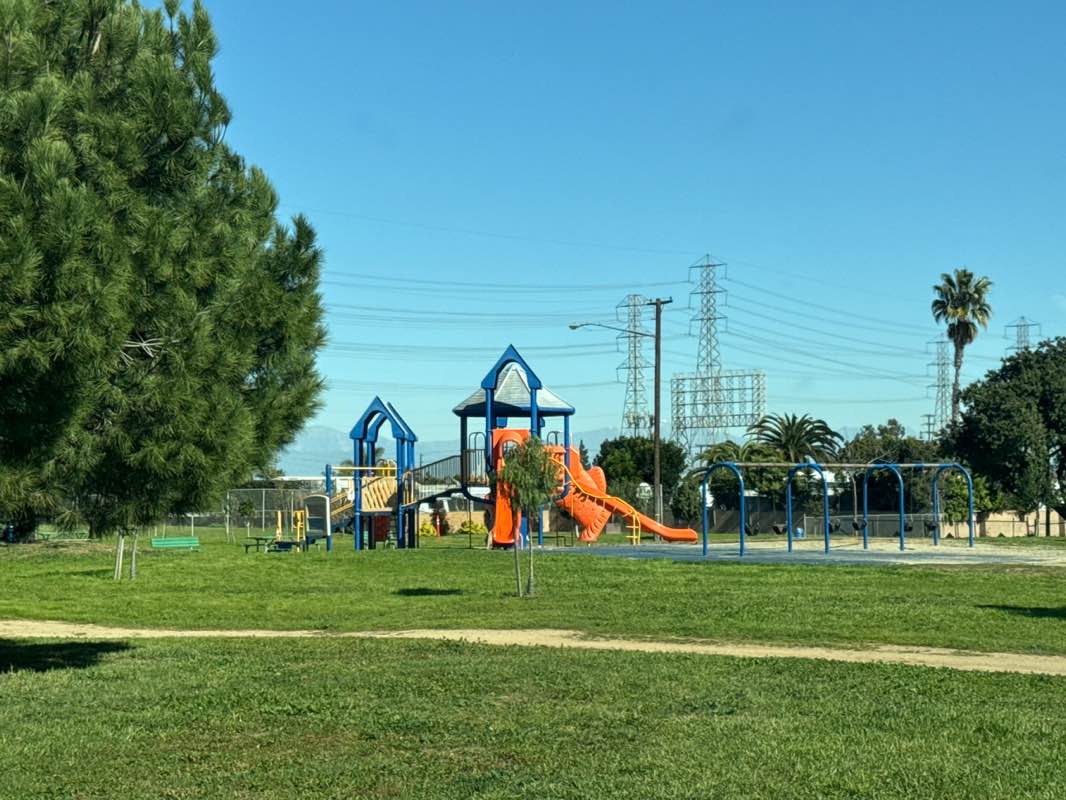 walking near me in Guenser Park in winter