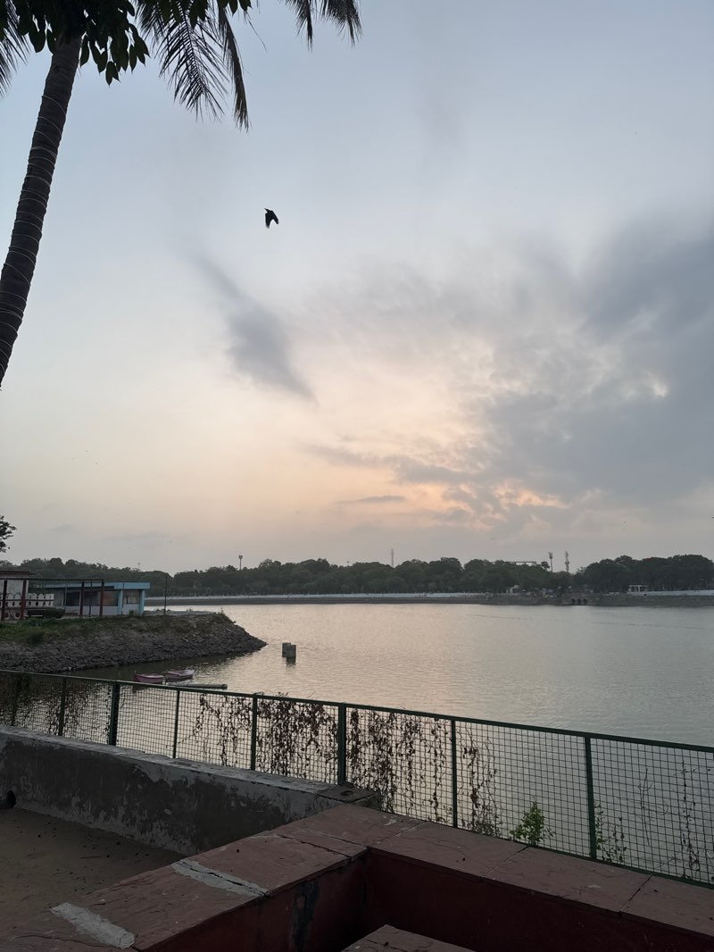 walking near me in Naginawadi in summer
