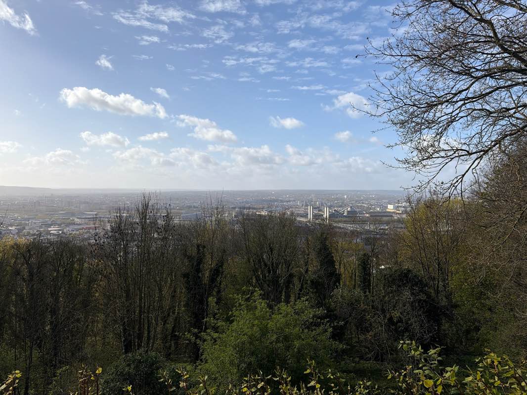 walking near me in Parc Saint-Paul in spring