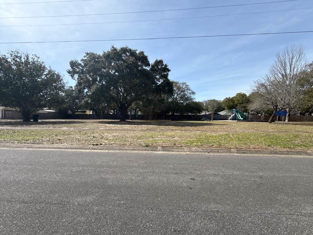 walking near me in Briarwood Park in winter