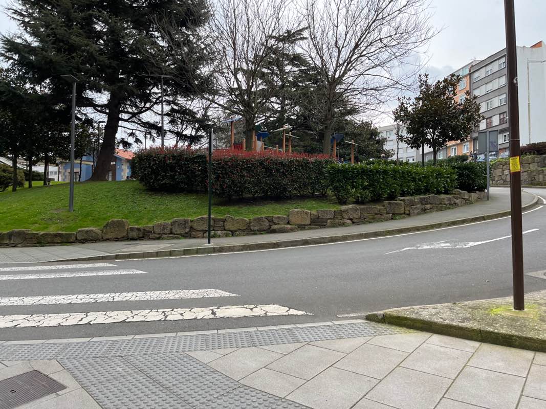 walking near me in Parque Europa in spring