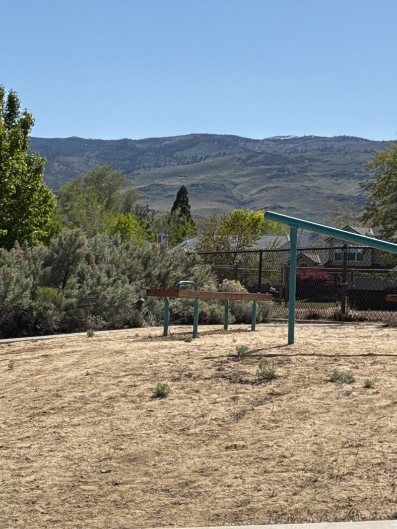walking near me in Summit Ridge Park in spring