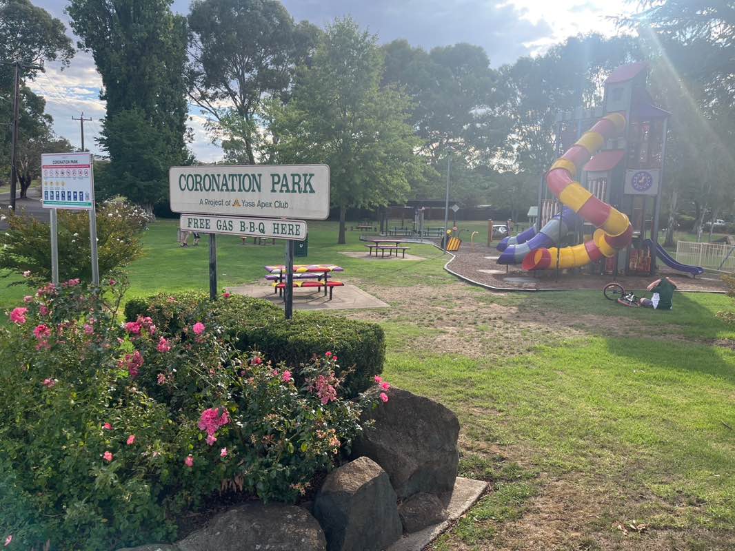 walking near me in Corronation Park in summer