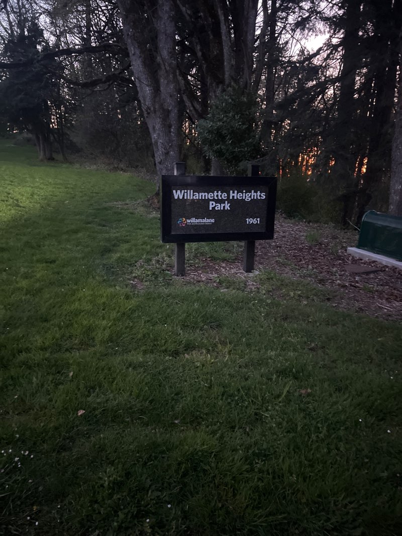 walking near me in Willamette Heights Park in spring