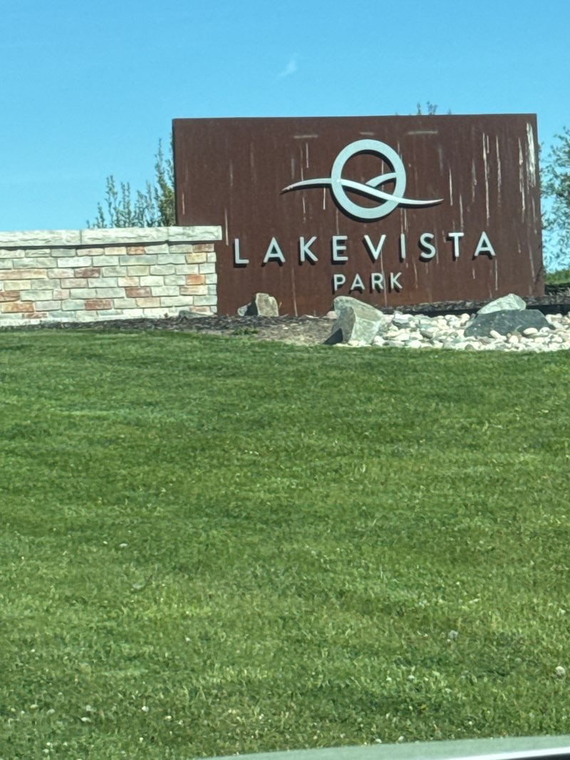 walking near me in Lake Vista Park in spring