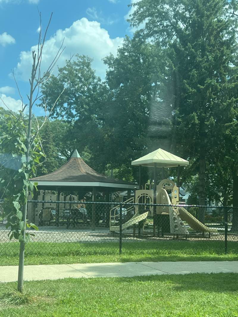 walking near me in Hawthorne Park in summer