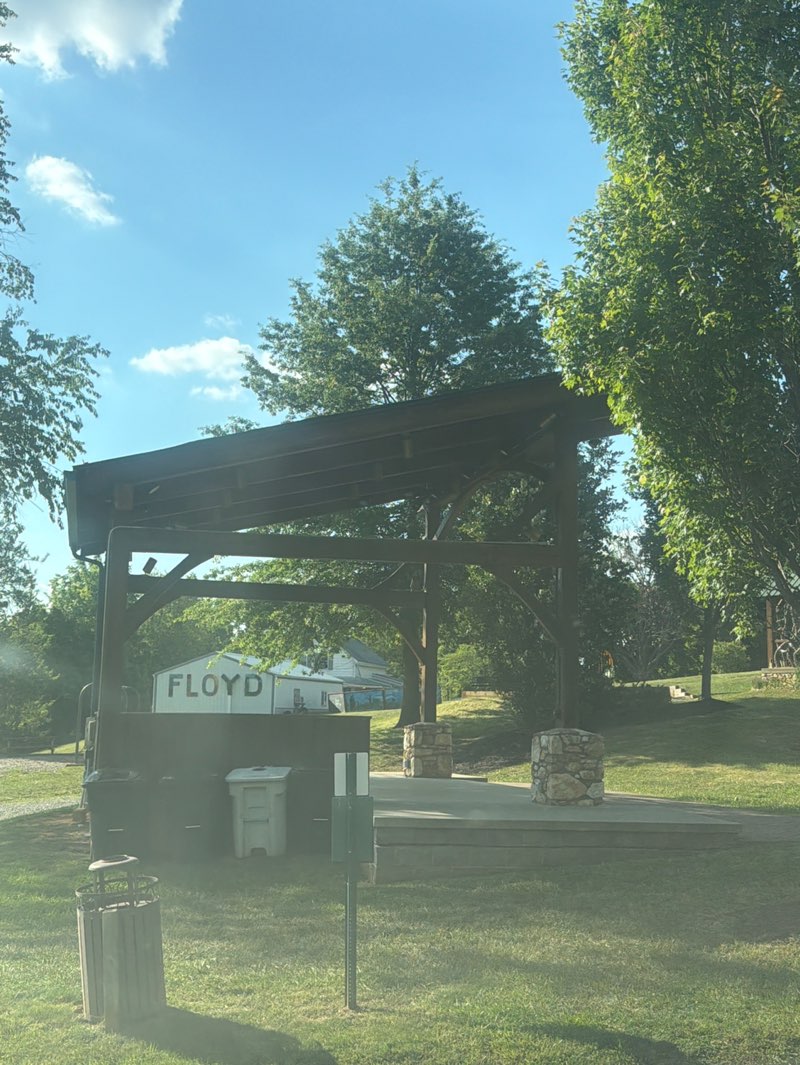 walking near me in Warren G. Lineberry Community Park in summer