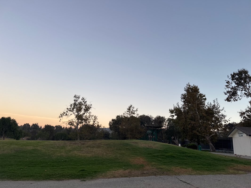 walking near me in Ernie J Howlett Park in summer