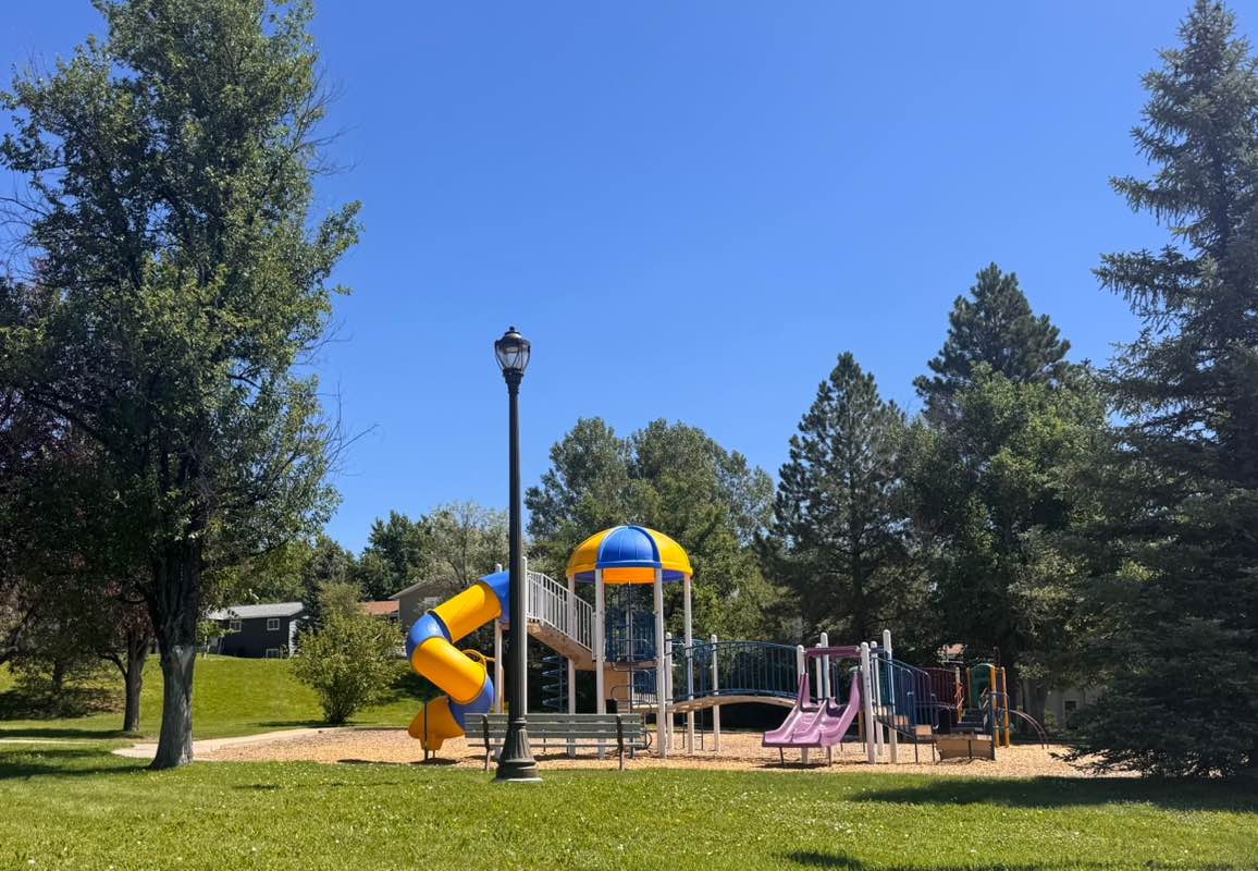 walking near me in Kiwanis Park in summer