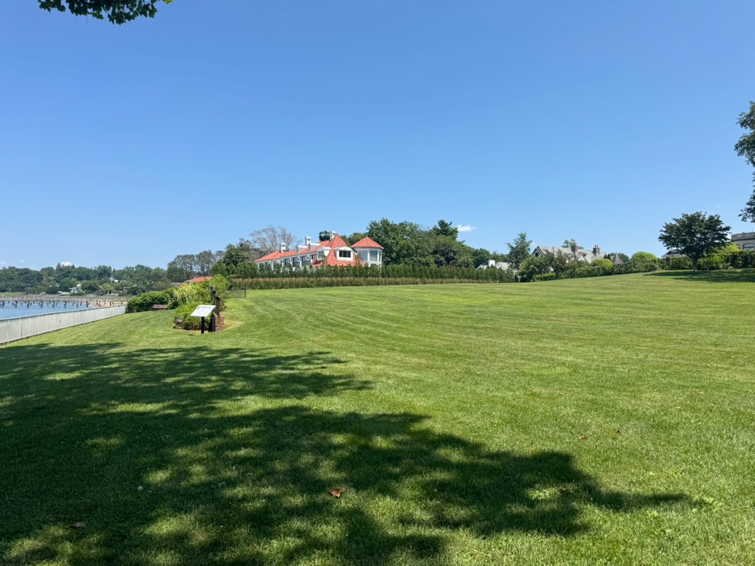 walking near me in Stepping Stone Park and Marina in summer