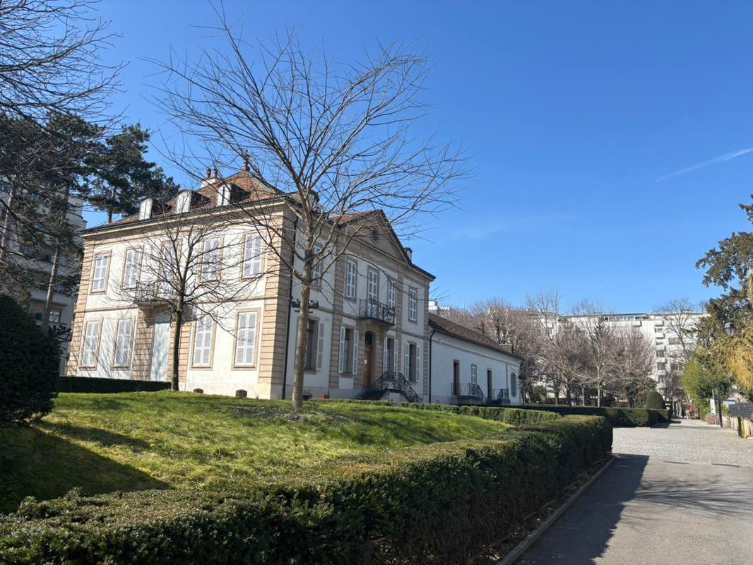 walking near me in Parc des Délices in spring