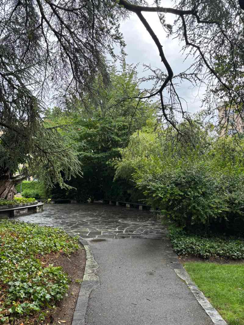 walking near me in Parc privé du Château-Banquet in summer
