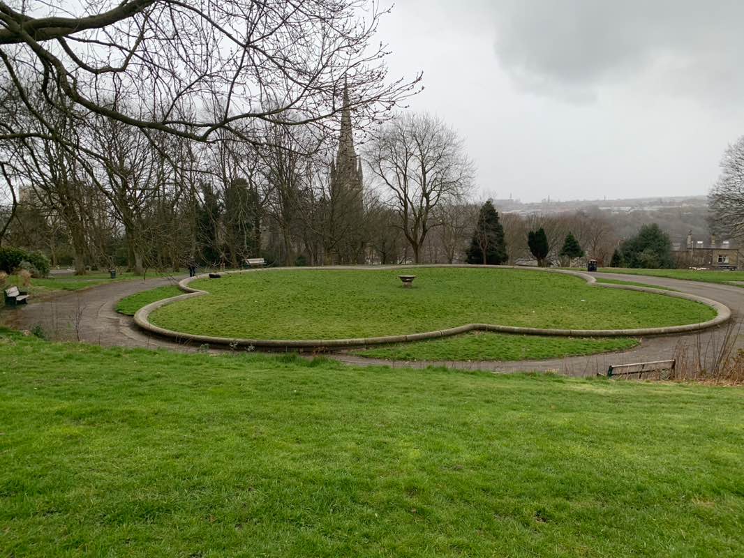 walking near me in Akroyd Park in spring