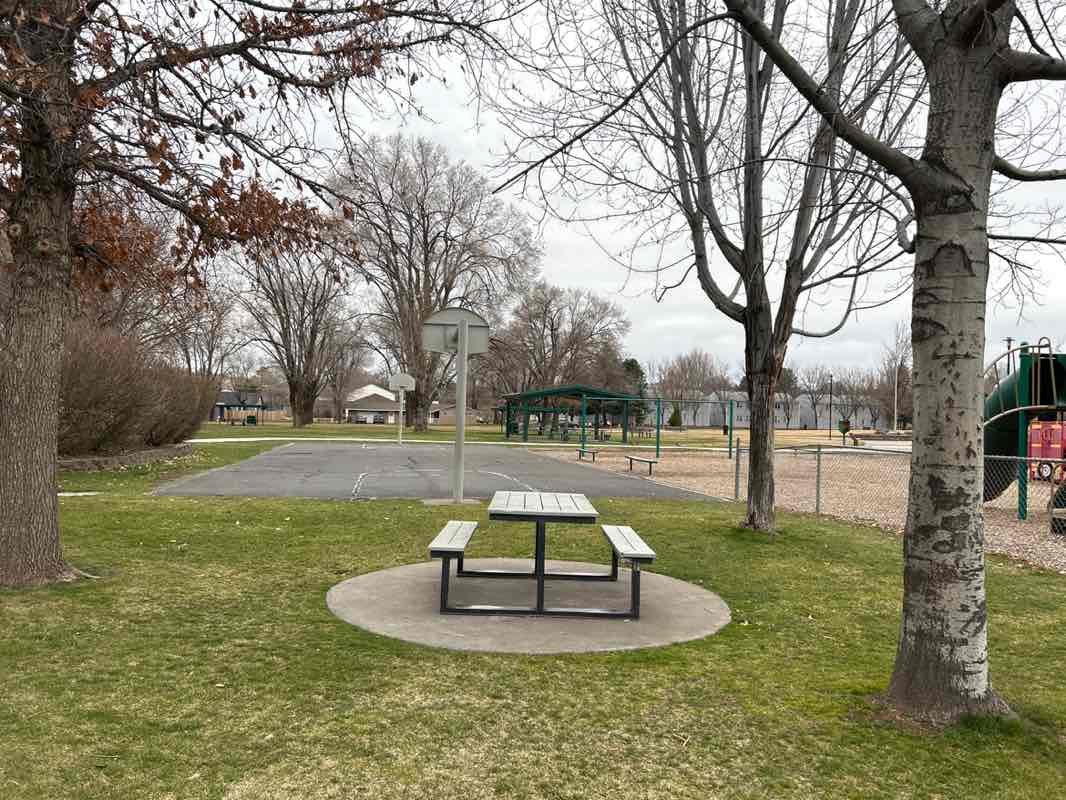 walking near me in Sahalee Park in spring