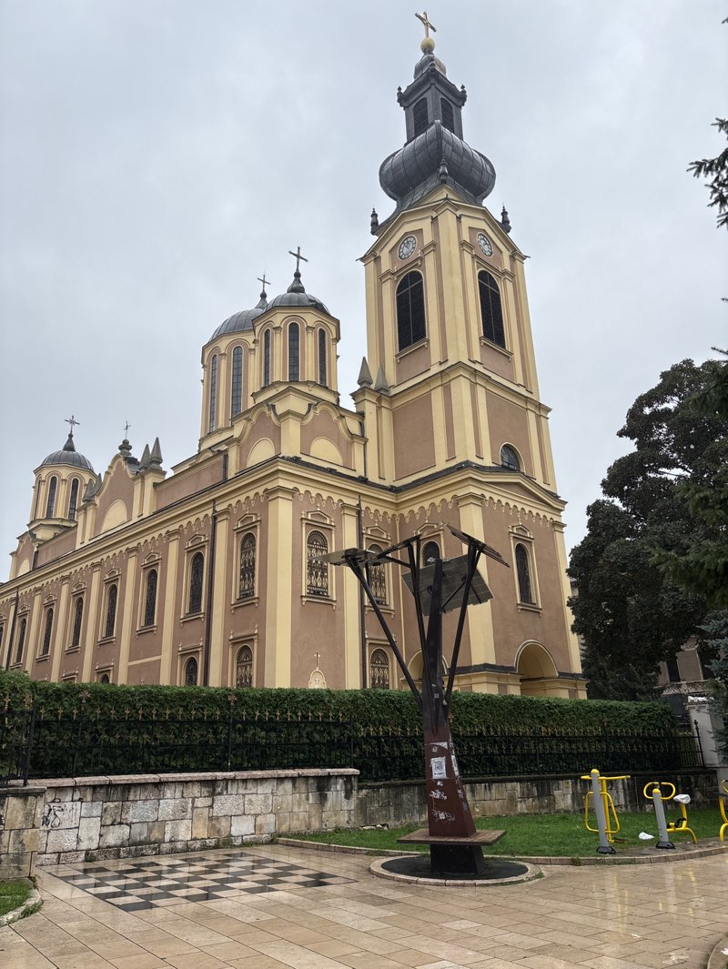 walking near me in Trg oslobođenja - Alija Izetbegović in autumn