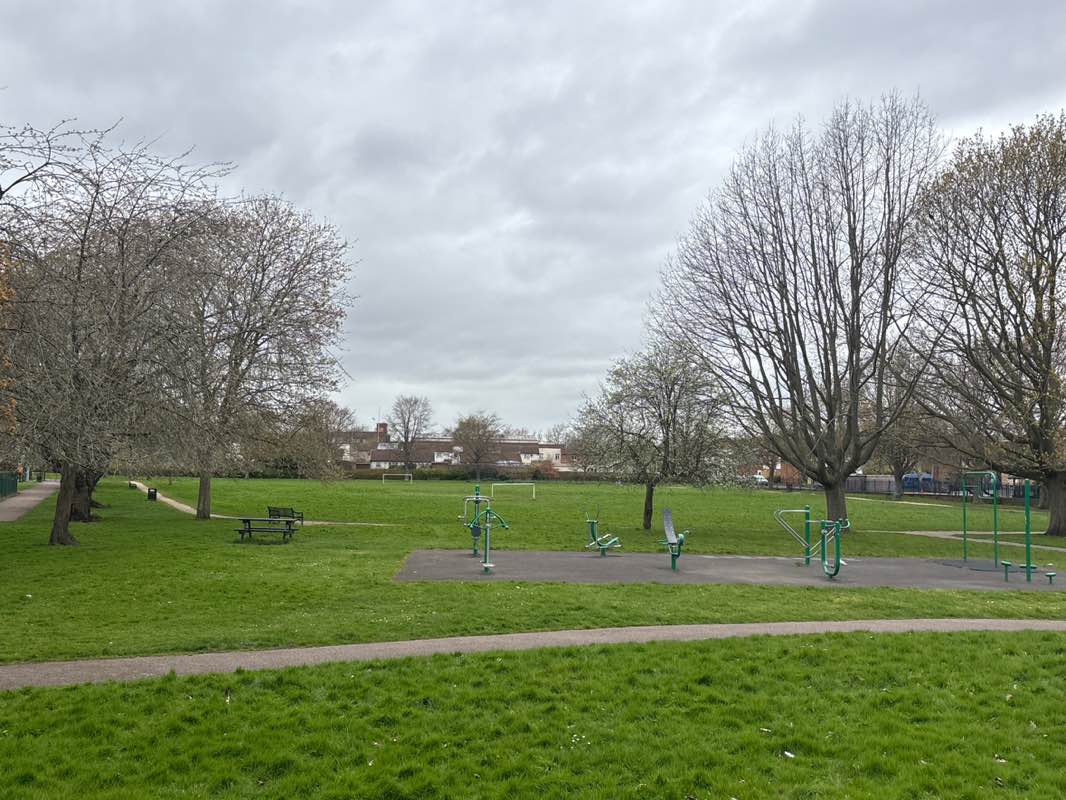 walking near me in Queen's Walk Recreation Ground in spring