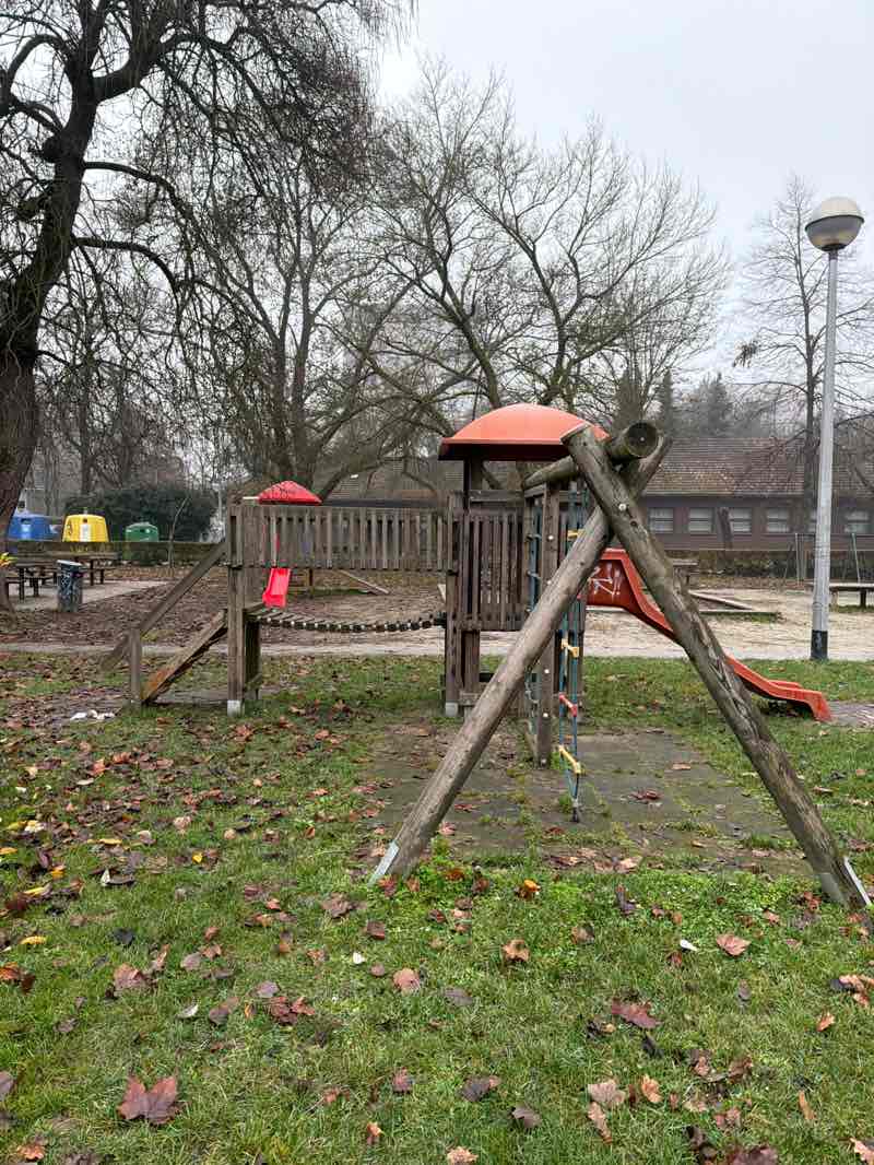 walking near me in Zeleni trg in winter