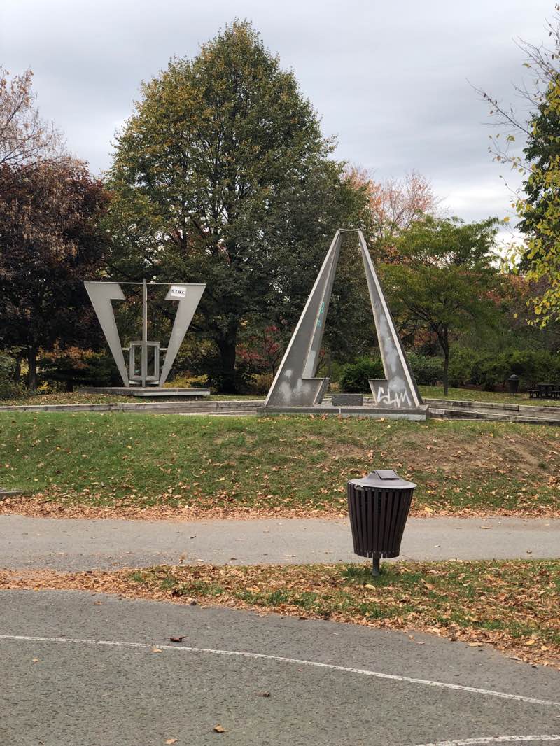 walking near me in Parc Gilles-Lamontagne in autumn