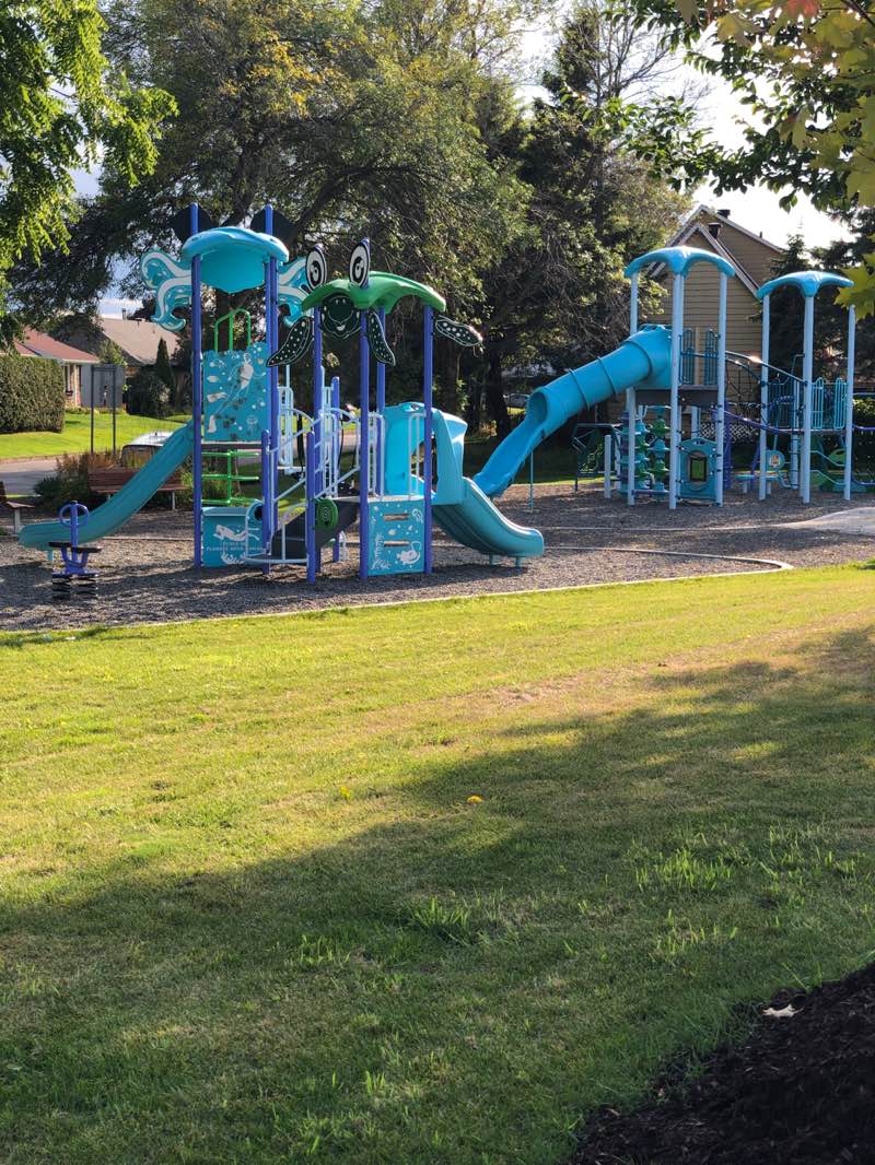 walking near me in Parc de l'Eau-Vive in autumn