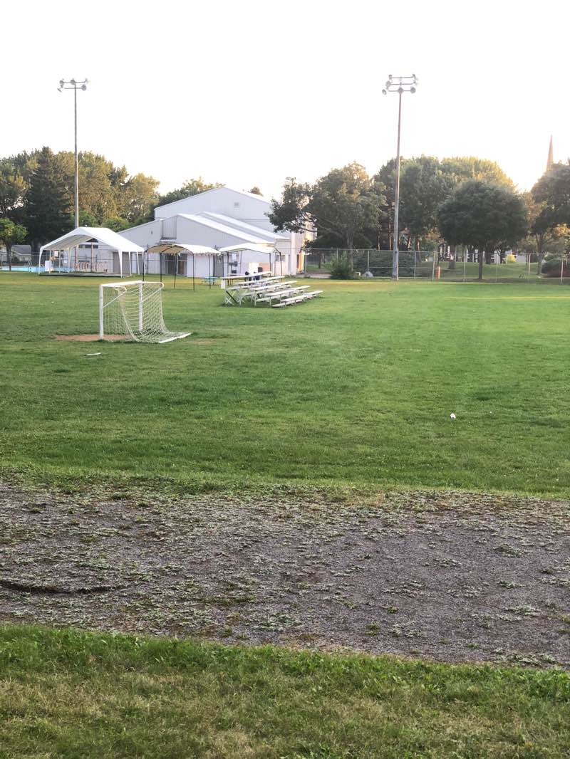 walking near me in Parc Raymond-De Rosa in autumn
