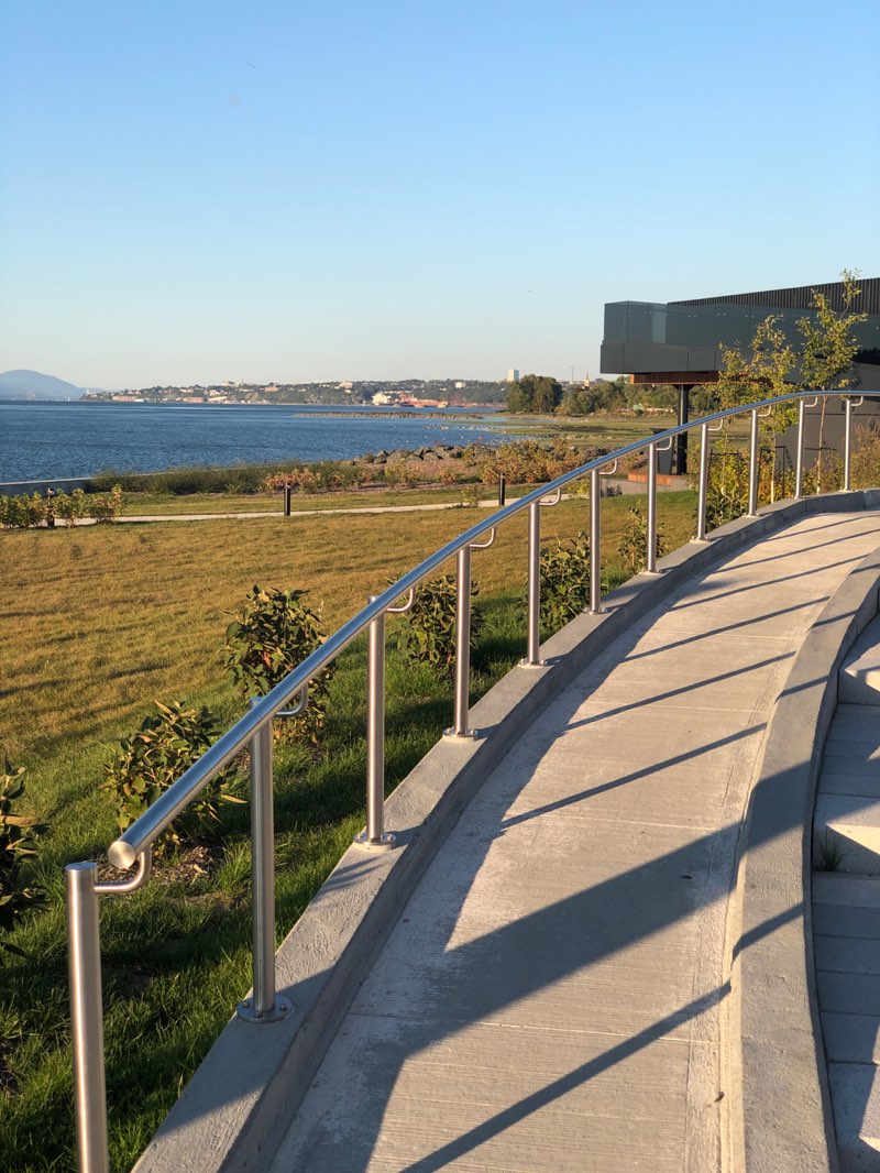walking near me in Parc de la Pointe-Benson in autumn