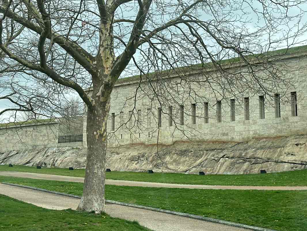 walking near me in Fort Trumbull State Park in spring