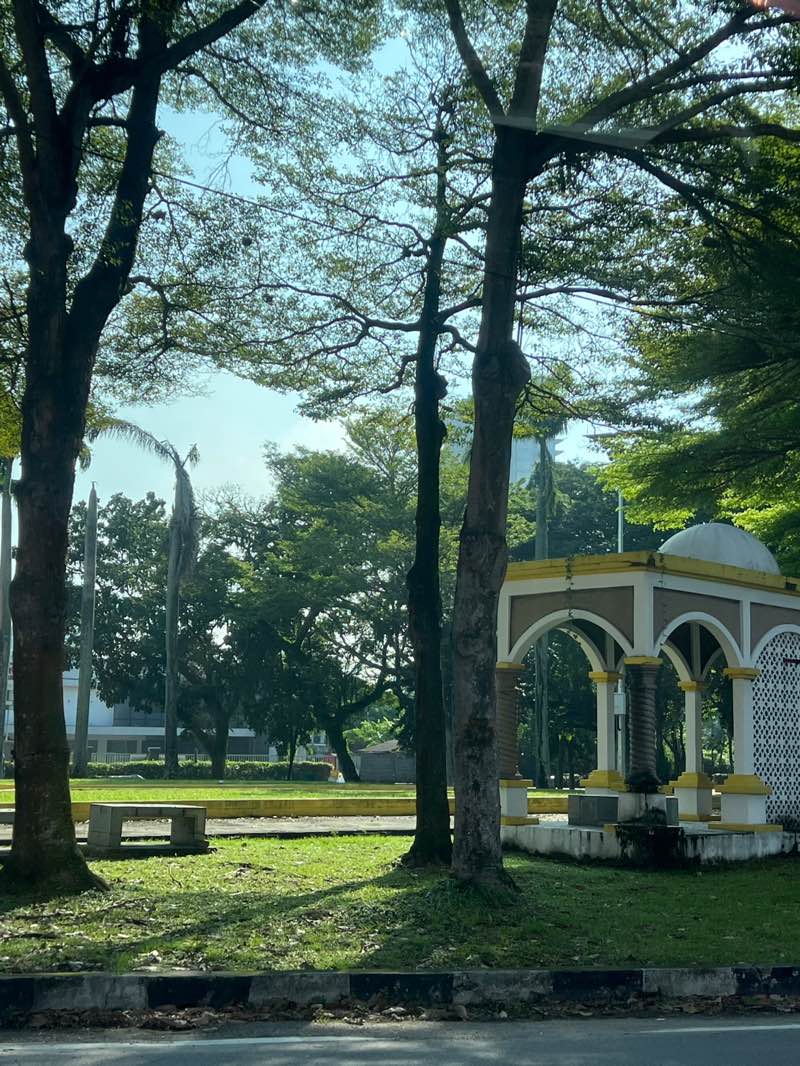 walking near me in Taman 100 in spring