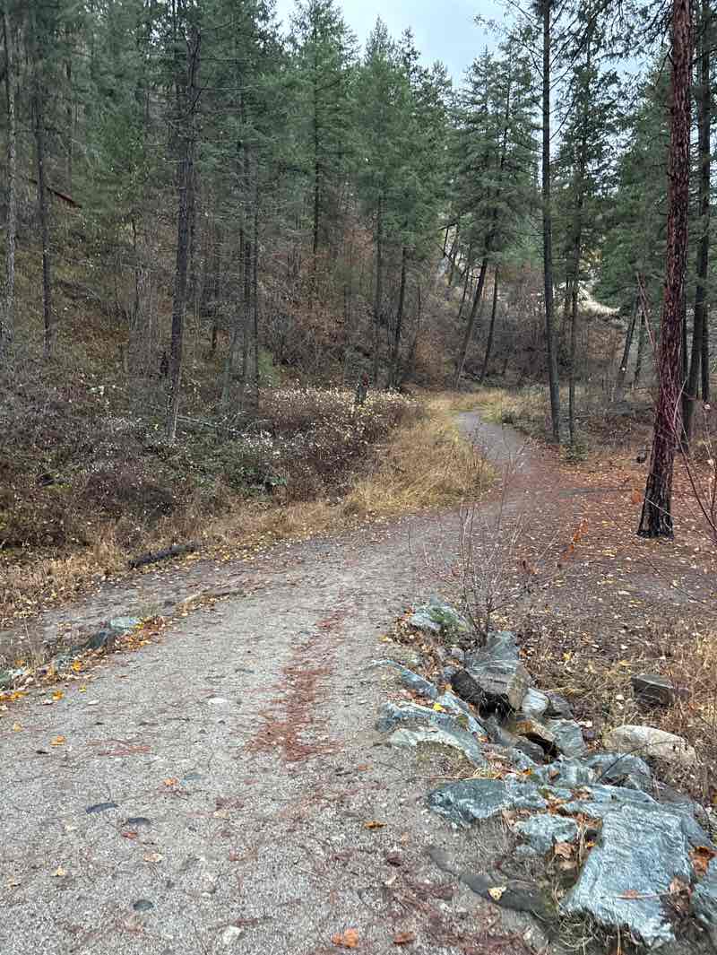 walking near me in Scenic Canyon Regional Park in autumn