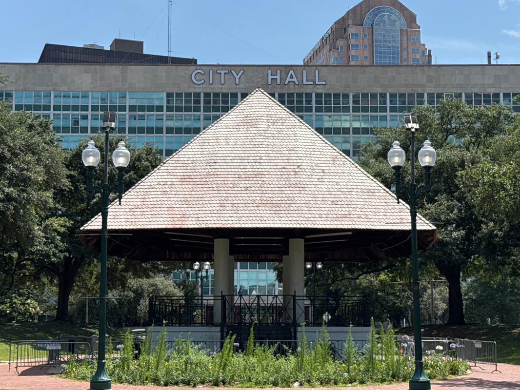 walking near me in Duncan Plaza in spring