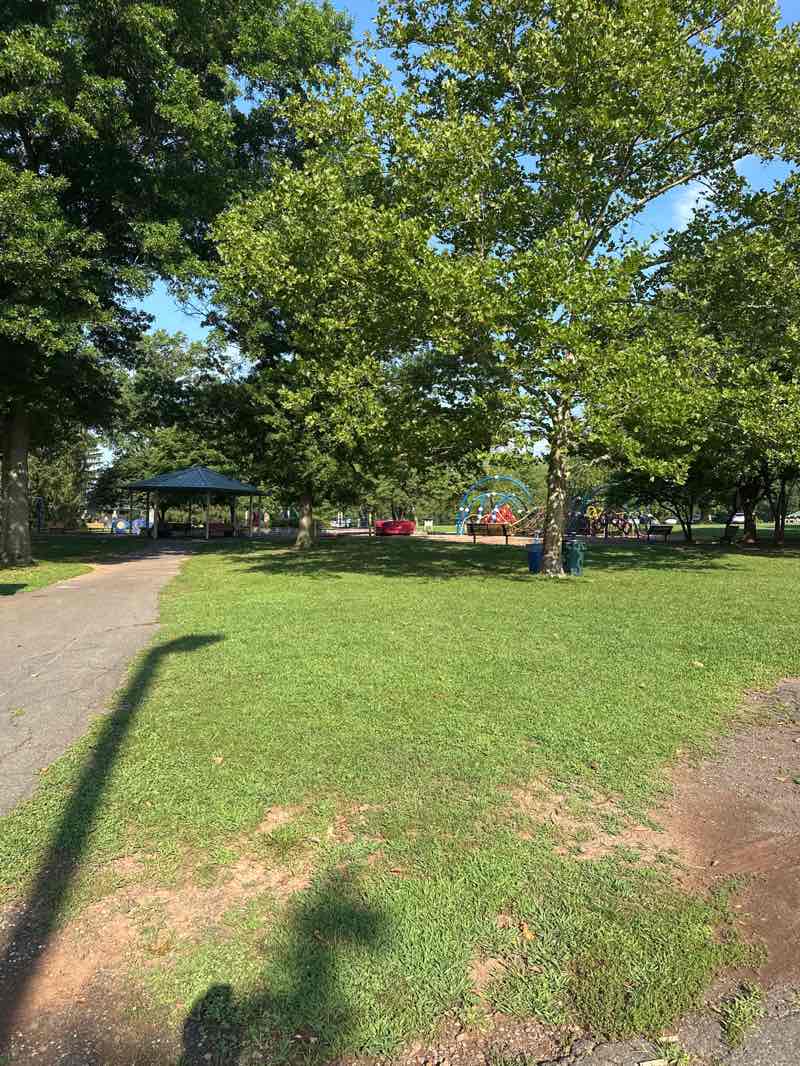 walking near me in Colonial Park in summer