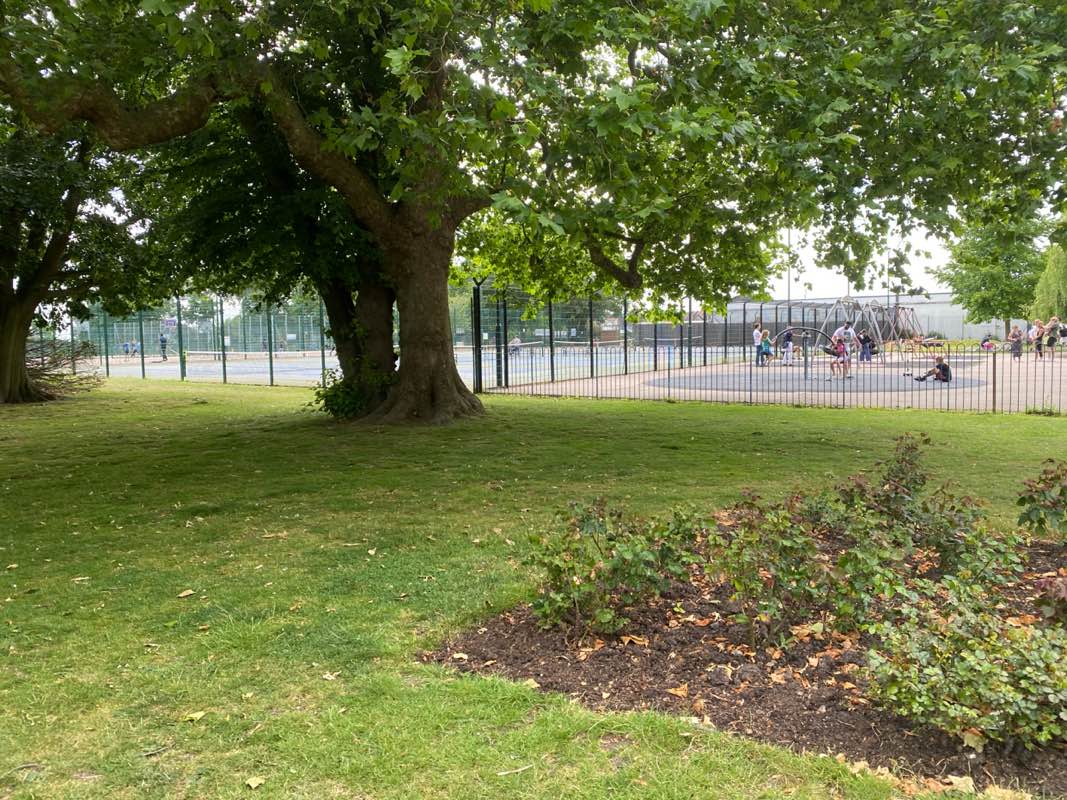 walking near me in Chalkwell Park in summer