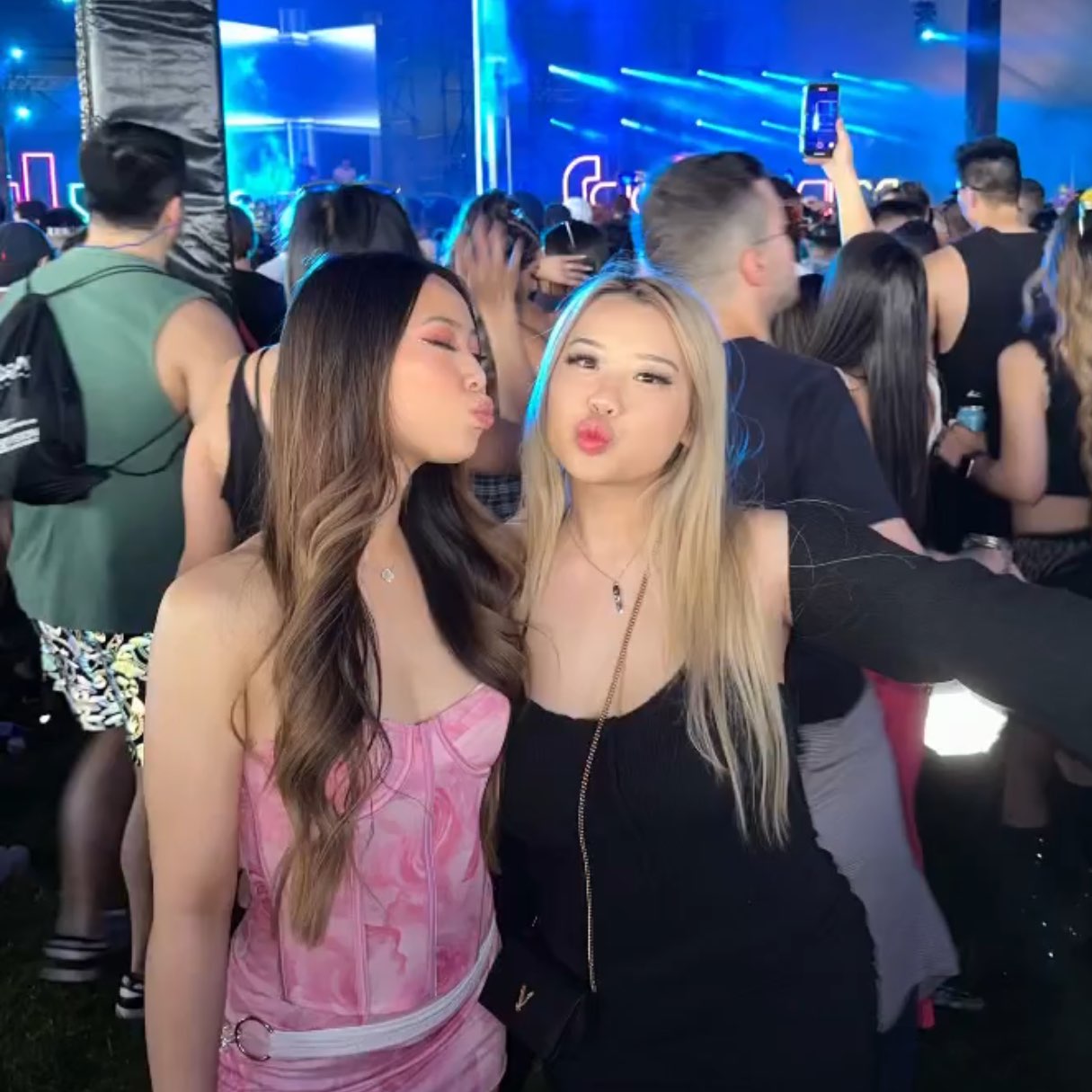 Gf 👩🏻‍❤️‍💋‍👩🏻 logo