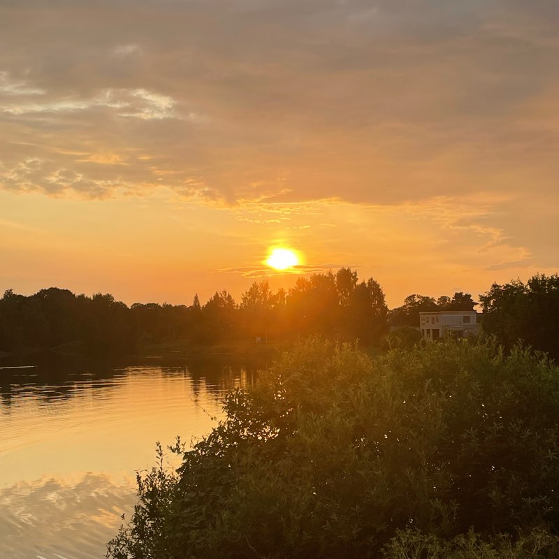 R2 kustībā, jūlijā logo