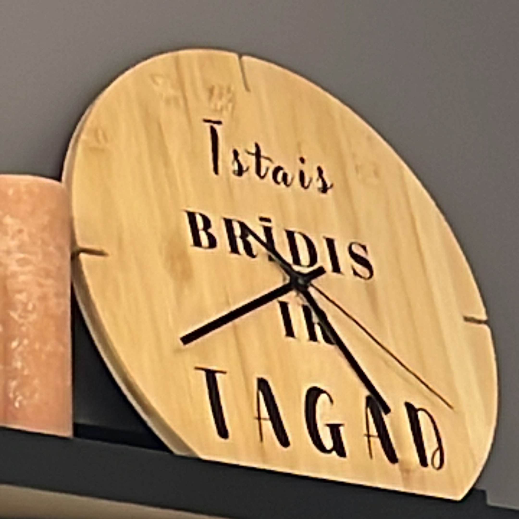 R2 kustībā, augusts logo