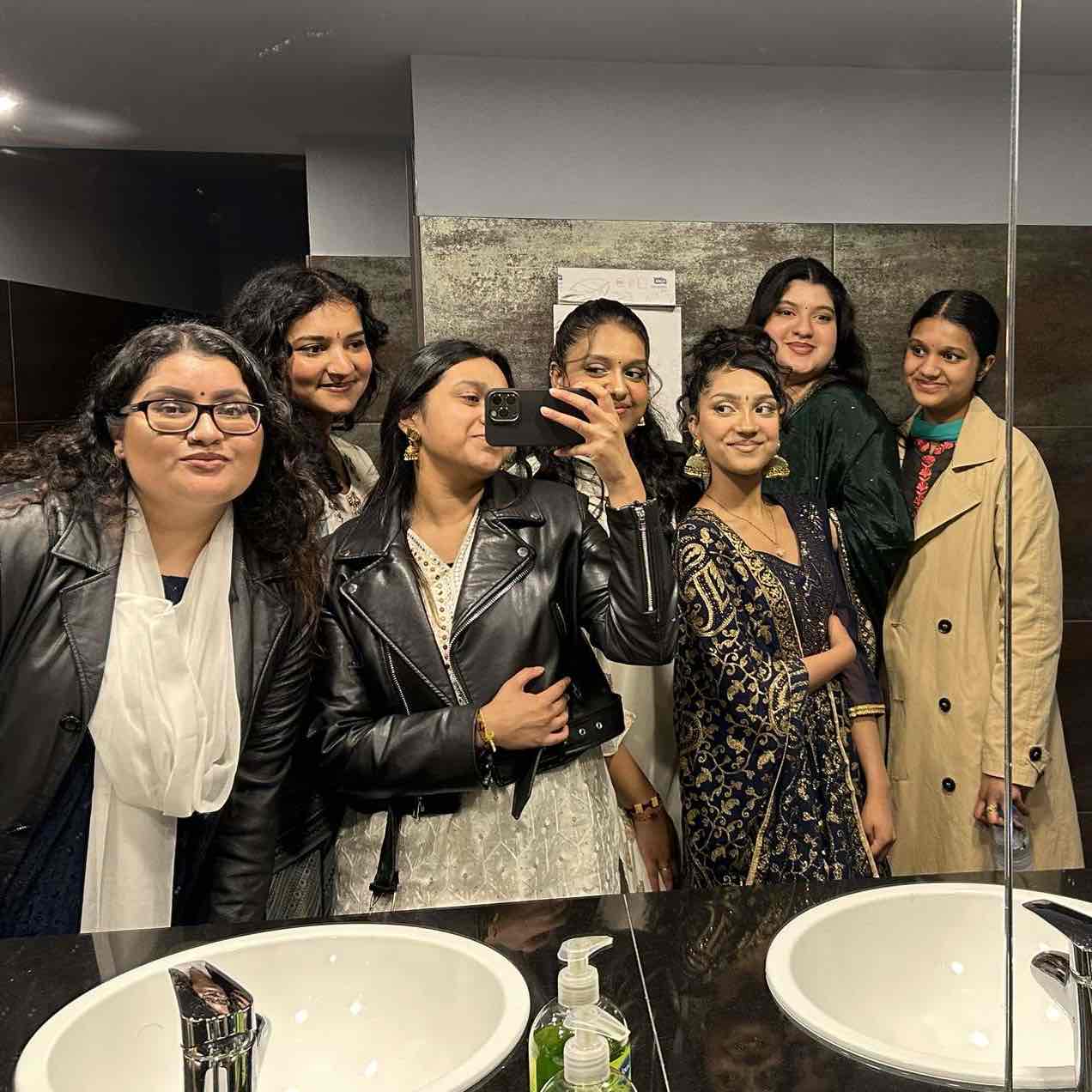 🏋🏽‍♀️ logo