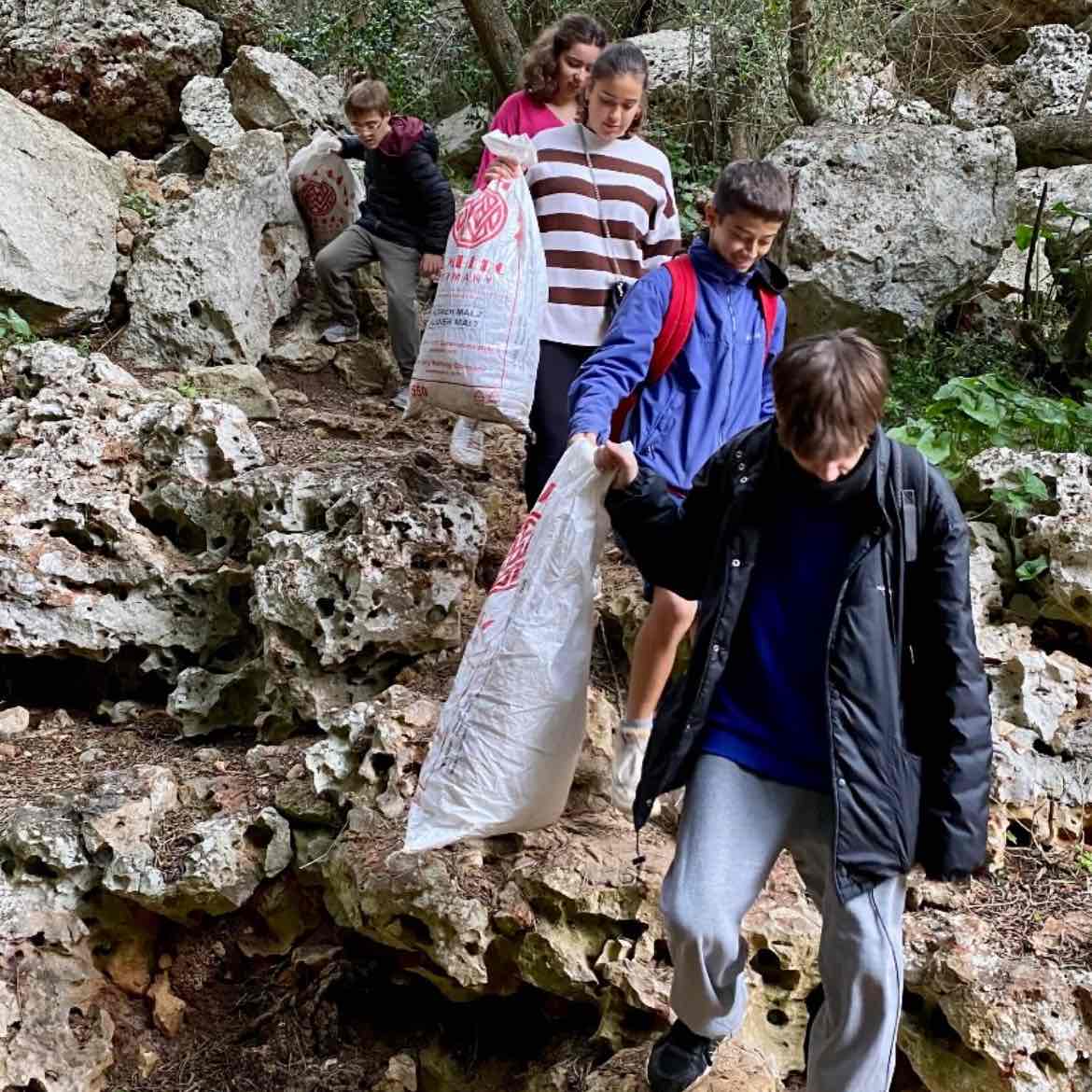 Grupo km de plastico por iris logo