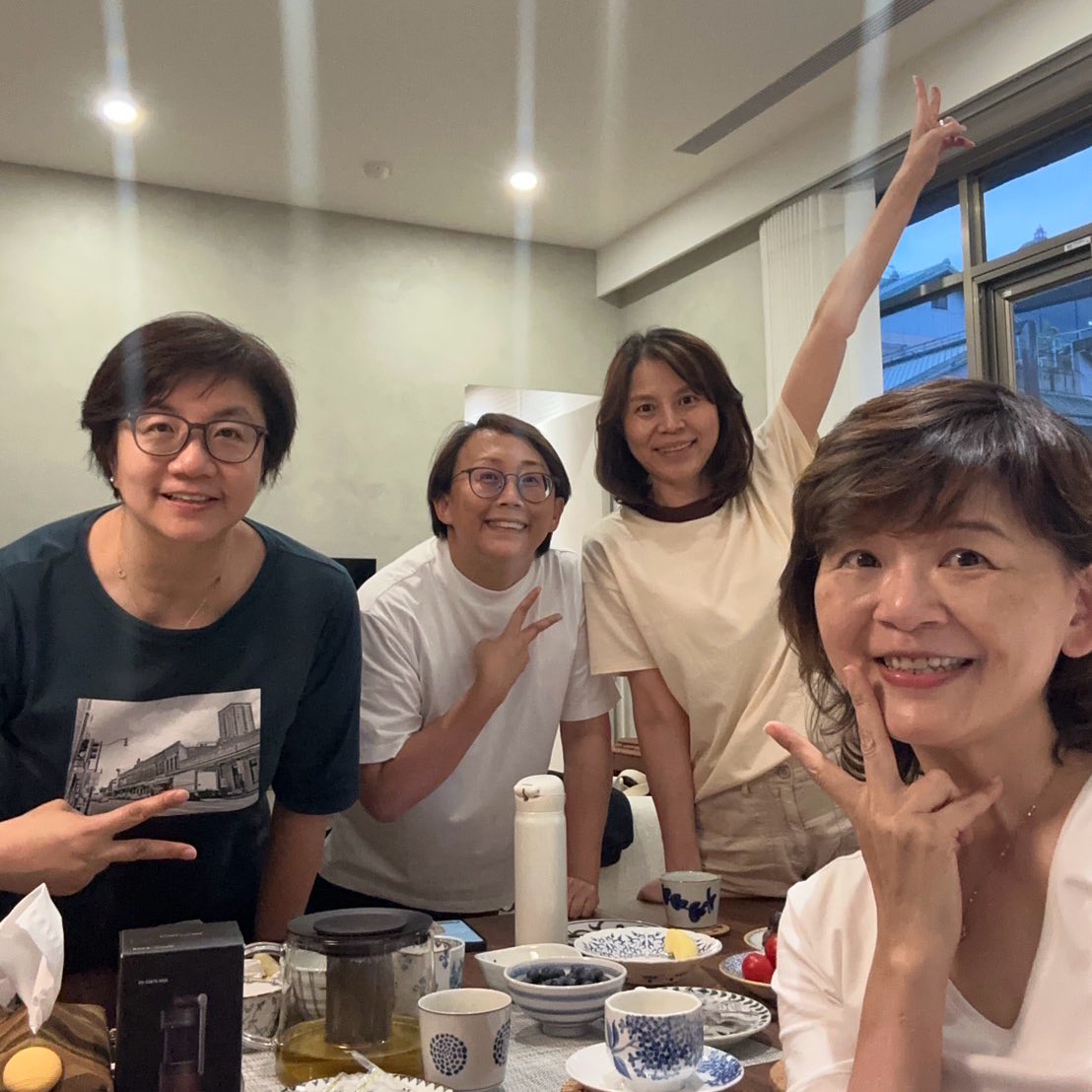 晨起多巴胺太陽組 追求健康快樂 logo